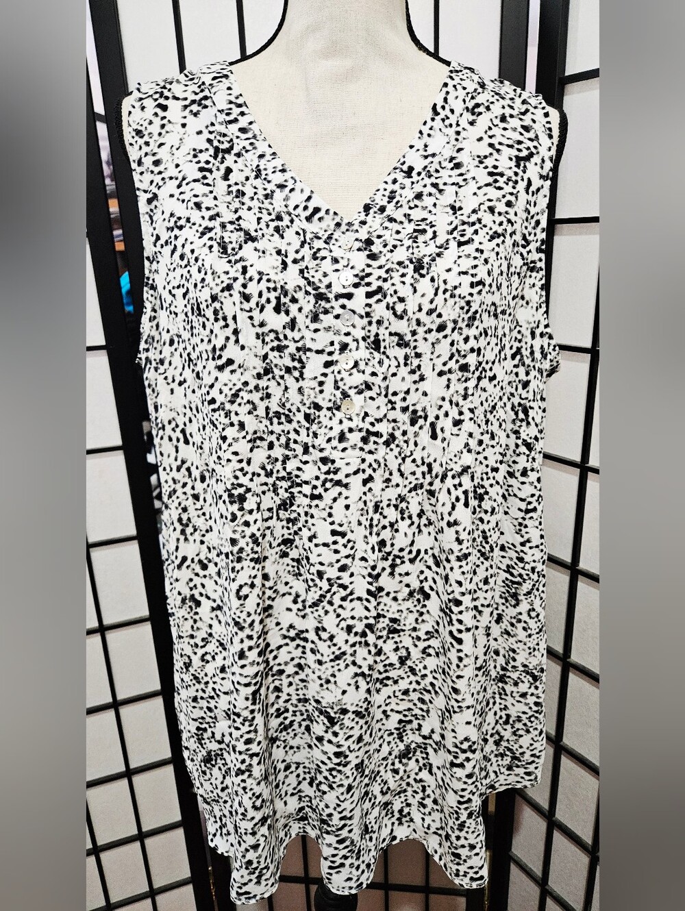 Rose & Olive 1X White With Black Speckle Sleeveless Henley Blouse